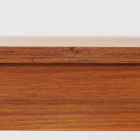 デンマーク製の片袖デスクは、北欧ビンテージ家具らしい端正な佇まいが魅力です。チーク材を用いた温かみのある色合いと、美しい木目が空間に上質な雰囲気を添えます。幅104cmとコンパクトなサイズ感でありながら、左側に3杯の引き出しを備え、上段は鍵付きで大切な書類や小物を安心して収納可能。シンプルながら堅牢な造りと細部まで行き届いた職人技が感じられ、長年の使用にも耐えうる実用性を兼ね備えています。ワークデスクや書斎机としてはもちろん、リビングや寝室に置いても自然に馴染み、北欧家具ならではの温もりと機能美を楽しめる一台です。