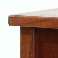 デンマーク製2段チェストです。無駄のないシンプルなフォルムとチーク材特有の深みのある色合いが美しく、北欧らしい上品な佇まいを感じさせます。引き出しの前板にはデンマーク家具らしい取手が施され、素材の質感を引き立てるデザインです。上段には仕切りが設けられており、小物の整理にも便利です。コンパクトなサイズながら収納力があり、リビングやベッドサイドなど幅広いシーンで活躍します。経年により艶を増した木肌が空間に温もりを添える一品です。