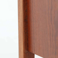 デンマーク製2段チェストです。無駄のないシンプルなフォルムとチーク材特有の深みのある色合いが美しく、北欧らしい上品な佇まいを感じさせます。引き出しの前板にはデンマーク家具らしい取手が施され、素材の質感を引き立てるデザインです。上段には仕切りが設けられており、小物の整理にも便利です。コンパクトなサイズながら収納力があり、リビングやベッドサイドなど幅広いシーンで活躍します。経年により艶を増した木肌が空間に温もりを添える一品です。