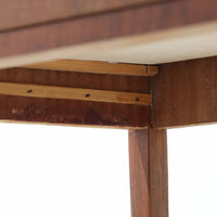 デンマーク製2段チェストです。無駄のないシンプルなフォルムとチーク材特有の深みのある色合いが美しく、北欧らしい上品な佇まいを感じさせます。引き出しの前板にはデンマーク家具らしい取手が施され、素材の質感を引き立てるデザインです。上段には仕切りが設けられており、小物の整理にも便利です。コンパクトなサイズながら収納力があり、リビングやベッドサイドなど幅広いシーンで活躍します。経年により艶を増した木肌が空間に温もりを添える一品です。