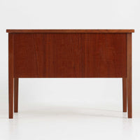 デンマーク製2段チェストです。無駄のないシンプルなフォルムとチーク材特有の深みのある色合いが美しく、北欧らしい上品な佇まいを感じさせます。引き出しの前板にはデンマーク家具らしい取手が施され、素材の質感を引き立てるデザインです。上段には仕切りが設けられており、小物の整理にも便利です。コンパクトなサイズながら収納力があり、リビングやベッドサイドなど幅広いシーンで活躍します。経年により艶を増した木肌が空間に温もりを添える一品です。