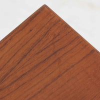 デンマーク製2段チェストです。無駄のないシンプルなフォルムとチーク材特有の深みのある色合いが美しく、北欧らしい上品な佇まいを感じさせます。引き出しの前板にはデンマーク家具らしい取手が施され、素材の質感を引き立てるデザインです。上段には仕切りが設けられており、小物の整理にも便利です。コンパクトなサイズながら収納力があり、リビングやベッドサイドなど幅広いシーンで活躍します。経年により艶を増した木肌が空間に温もりを添える一品です。