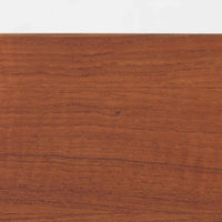 デンマーク製2段チェストです。無駄のないシンプルなフォルムとチーク材特有の深みのある色合いが美しく、北欧らしい上品な佇まいを感じさせます。引き出しの前板にはデンマーク家具らしい取手が施され、素材の質感を引き立てるデザインです。上段には仕切りが設けられており、小物の整理にも便利です。コンパクトなサイズながら収納力があり、リビングやベッドサイドなど幅広いシーンで活躍します。経年により艶を増した木肌が空間に温もりを添える一品です。