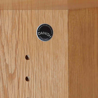 北欧より買い付けたHans J. Wegnerデザインのブックシェルフです。 彼のキャビネット類を数多く手がけたRY Mobler社製の本棚です。本体はオーク材が使用されています。 シンプルなデザインながらも要所要所にウェグナーらしいデザインが施してあり、実用性にも優れている逸品です。こちらは全ての棚板の高さ調整が出来る珍しいモデルです。