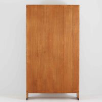 北欧より買い付けたHans J. Wegnerデザインのブックシェルフです。 彼のキャビネット類を数多く手がけたRY Mobler社製の本棚です。本体はオーク材が使用されています。 シンプルなデザインながらも要所要所にウェグナーらしいデザインが施してあり、実用性にも優れている逸品です。こちらは全ての棚板の高さ調整が出来る珍しいモデルです。