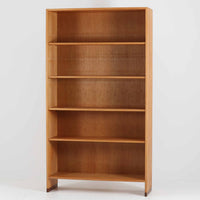 北欧より買い付けたHans J. Wegnerデザインのブックシェルフです。 彼のキャビネット類を数多く手がけたRY Mobler社製の本棚です。本体はオーク材が使用されています。 シンプルなデザインながらも要所要所にウェグナーらしいデザインが施してあり、実用性にも優れている逸品です。こちらは全ての棚板の高さ調整が出来る珍しいモデルです。
