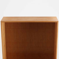 北欧より買い付けたHans J. Wegnerデザインのブックシェルフです。 彼のキャビネット類を数多く手がけたRY Mobler社製の本棚です。本体はオーク材が使用されています。 シンプルなデザインながらも要所要所にウェグナーらしいデザインが施してあり、実用性にも優れている逸品です。こちらは全ての棚板の高さ調整が出来る珍しいモデルです。