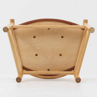 Hans J. Wegnerが1975年にデザインし、PP Mobler社が製造したPP52 Captain's Chairは、背からアームまで滑らかにつながる一体成型の美しいフォルムが魅力のアームチェアです。素材には木目の美しいアッシュ材と本革が用いられ、背面には象徴的な埋木の意匠が施されています。座面はゆったりとしたカーブで快適な座り心地を実現し、ダイニングからデスクシーンまで幅広く対応します。現在も製造されており、現行品の販売価格は約90~100万円程度となっています。