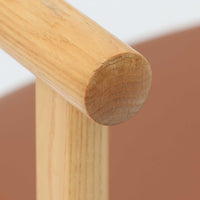 Hans J. Wegnerが1975年にデザインし、PP Mobler社が製造したPP52 Captain's Chairは、背からアームまで滑らかにつながる一体成型の美しいフォルムが魅力のアームチェアです。素材には木目の美しいアッシュ材と本革が用いられ、背面には象徴的な埋木の意匠が施されています。座面はゆったりとしたカーブで快適な座り心地を実現し、ダイニングからデスクシーンまで幅広く対応します。現在も製造されており、現行品の販売価格は約90~100万円程度となっています。