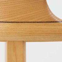 Hans J. Wegnerが1975年にデザインし、PP Mobler社が製造したPP52 Captain's Chairは、背からアームまで滑らかにつながる一体成型の美しいフォルムが魅力のアームチェアです。素材には木目の美しいアッシュ材と本革が用いられ、背面には象徴的な埋木の意匠が施されています。座面はゆったりとしたカーブで快適な座り心地を実現し、ダイニングからデスクシーンまで幅広く対応します。現在も製造されており、現行品の販売価格は約90~100万円程度となっています。