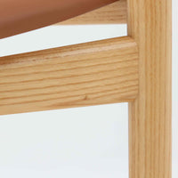 Hans J. Wegnerが1975年にデザインし、PP Mobler社が製造したPP52 Captain's Chairは、背からアームまで滑らかにつながる一体成型の美しいフォルムが魅力のアームチェアです。素材には木目の美しいアッシュ材と本革が用いられ、背面には象徴的な埋木の意匠が施されています。座面はゆったりとしたカーブで快適な座り心地を実現し、ダイニングからデスクシーンまで幅広く対応します。現在も製造されており、現行品の販売価格は約90~100万円程度となっています。