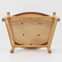 Hans J. Wegnerが1975年にデザインし、PP Mobler社が製造したPP52 Captain's Chairは、背からアームまで滑らかにつながる一体成型の美しいフォルムが魅力のアームチェアです。素材には木目の美しいアッシュ材と本革が用いられ、背面には象徴的な埋木の意匠が施されています。座面はゆったりとしたカーブで快適な座り心地を実現し、ダイニングからデスクシーンまで幅広く対応します。現在も製造されており、現行品の販売価格は約90~100万円程度となっています。