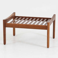 ハンス・J・ウェグナーがデザインし、ゲタマ社から発表されたGE290オットマンは、堅牢なオーク材のフレームと、ウール混紡のざっくりとした風合いを持つダークグレーの張地が美しく調和した北欧ビンテージ家具です。直線的でありながら丸みを帯びた脚部が軽快な印象を与え、ソファと組み合わせてフットレストとして、あるいは単体で腰掛けとしてもお使いいただけます。オーク材の色味は少し濃いめで、本革カバー仕様のビンテージモデルのためクッション内部にスプリングは元々内包されないタイプです。経年によって深まった木肌の風合いと上質な張地が、空間に落ち着いた存在感をもたらす逸品です。