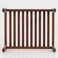 ハンス・J・ウェグナーがデザインし、ゲタマ社から発表されたGE290オットマンは、堅牢なオーク材のフレームと、ウール混紡のざっくりとした風合いを持つダークグレーの張地が美しく調和した北欧ビンテージ家具です。直線的でありながら丸みを帯びた脚部が軽快な印象を与え、ソファと組み合わせてフットレストとして、あるいは単体で腰掛けとしてもお使いいただけます。オーク材の色味は少し濃いめで、本革カバー仕様のビンテージモデルのためクッション内部にスプリングは元々内包されないタイプです。経年によって深まった木肌の風合いと上質な張地が、空間に落ち着いた存在感をもたらす逸品です。