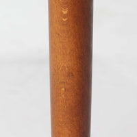 チーク材を使用したデンマーク製の3段チェストで、直線的な本体に対して丸みを帯びた引き手と細身のテーパードレッグが柔らかな印象を与え、さらに天板左右に伸びた耳のような張り出しがデザインのアクセントとなり、北欧らしい優雅な佇まいが感じられます。引き出しは3杯備え、衣類や小物収納に適したサイズ感で、ベッドサイドやリビングの一角に置きやすく、花器や照明のディスプレイ台としても楽しめます。シンプルな造形ながら木目の美しさが際立ち、空間に温かみと落ち着きを添えてくれるビンテージ家具です。