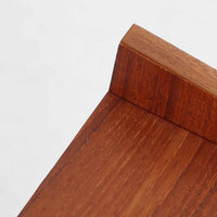 チーク材を使用したデンマーク製の3段チェストで、直線的な本体に対して丸みを帯びた引き手と細身のテーパードレッグが柔らかな印象を与え、さらに天板左右に伸びた耳のような張り出しがデザインのアクセントとなり、北欧らしい優雅な佇まいが感じられます。引き出しは3杯備え、衣類や小物収納に適したサイズ感で、ベッドサイドやリビングの一角に置きやすく、花器や照明のディスプレイ台としても楽しめます。シンプルな造形ながら木目の美しさが際立ち、空間に温かみと落ち着きを添えてくれるビンテージ家具です。