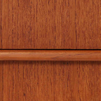 チーク材を使用したデンマーク製の3段チェストで、直線的な本体に対して丸みを帯びた引き手と細身のテーパードレッグが柔らかな印象を与え、さらに天板左右に伸びた耳のような張り出しがデザインのアクセントとなり、北欧らしい優雅な佇まいが感じられます。引き出しは3杯備え、衣類や小物収納に適したサイズ感で、ベッドサイドやリビングの一角に置きやすく、花器や照明のディスプレイ台としても楽しめます。シンプルな造形ながら木目の美しさが際立ち、空間に温かみと落ち着きを添えてくれるビンテージ家具です。