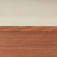 カイ・クリスチャンセンが手掛け、フェルドバレス・モーベルファブリック社によって製作された4段チェストは、北欧ビンテージらしい端正な佇まいと高い実用性を兼ね備えた一台です。良質なチーク材を用いた本体は、木目の美しさが前面に表れ、半円状に削り出された取手や細身のテーパードレッグが、全体に軽やかで洗練された印象を与えています。引き出しは深さにゆとりがあり収納力も十分で、衣類や小物の整理に最適です。経年変化によって深みを増したチークの色合いが空間に温もりを添え、リビングや寝室、書斎など幅広いシーンで主役として活躍します。