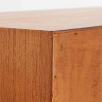 カイ・クリスチャンセンが手掛け、フェルドバレス・モーベルファブリック社によって製作された4段チェストは、北欧ビンテージらしい端正な佇まいと高い実用性を兼ね備えた一台です。良質なチーク材を用いた本体は、木目の美しさが前面に表れ、半円状に削り出された取手や細身のテーパードレッグが、全体に軽やかで洗練された印象を与えています。引き出しは深さにゆとりがあり収納力も十分で、衣類や小物の整理に最適です。経年変化によって深みを増したチークの色合いが空間に温もりを添え、リビングや寝室、書斎など幅広いシーンで主役として活躍します。