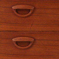 カイ・クリスチャンセンが手掛け、フェルドバレス・モーベルファブリック社によって製作された4段チェストは、北欧ビンテージらしい端正な佇まいと高い実用性を兼ね備えた一台です。良質なチーク材を用いた本体は、木目の美しさが前面に表れ、半円状に削り出された取手や細身のテーパードレッグが、全体に軽やかで洗練された印象を与えています。引き出しは深さにゆとりがあり収納力も十分で、衣類や小物の整理に最適です。経年変化によって深みを増したチークの色合いが空間に温もりを添え、リビングや寝室、書斎など幅広いシーンで主役として活躍します。