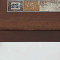 Severin Hansen Jr.(セヴェリン・ハンセン)がデザインし、Haslev社より製造されたタイルトップテーブルで、天板にはNils ThorssonによるBACAシリーズの陶板が贅沢にあしらわれています。端正な角脚を持つマホガニー材のフレームは、ハンセンらしいシャープなジョイントが際立ち、凛とした佇まいを演出します。耐熱性に優れたタイルは日常使いに適しており、サイドテーブルや植物のディスプレイスペースとしても活躍。経年により深みを増した木肌とBACA特有の芸術性が空間に上質なアクセントを添えるビンテージ品です。