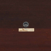 Severin Hansen Jr.(セヴェリン・ハンセン)がデザインし、Haslev社より製造されたタイルトップテーブルで、天板にはNils ThorssonによるBACAシリーズの陶板が贅沢にあしらわれています。端正な角脚を持つマホガニー材のフレームは、ハンセンらしいシャープなジョイントが際立ち、凛とした佇まいを演出します。耐熱性に優れたタイルは日常使いに適しており、サイドテーブルや植物のディスプレイスペースとしても活躍。経年により深みを増した木肌とBACA特有の芸術性が空間に上質なアクセントを添えるビンテージ品です。