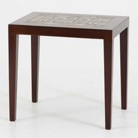 Severin Hansen Jr.(セヴェリン・ハンセン)がデザインし、Haslev社より製造されたタイルトップテーブルで、天板にはNils ThorssonによるBACAシリーズの陶板が贅沢にあしらわれています。端正な角脚を持つマホガニー材のフレームは、ハンセンらしいシャープなジョイントが際立ち、凛とした佇まいを演出します。耐熱性に優れたタイルは日常使いに適しており、サイドテーブルや植物のディスプレイスペースとしても活躍。経年により深みを増した木肌とBACA特有の芸術性が空間に上質なアクセントを添えるビンテージ品です。