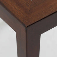 Severin Hansen Jr.(セヴェリン・ハンセン)がデザインし、Haslev社より製造されたタイルトップテーブルで、天板にはNils ThorssonによるBACAシリーズの陶板が贅沢にあしらわれています。端正な角脚を持つマホガニー材のフレームは、ハンセンらしいシャープなジョイントが際立ち、凛とした佇まいを演出します。耐熱性に優れたタイルは日常使いに適しており、サイドテーブルや植物のディスプレイスペースとしても活躍。経年により深みを増した木肌とBACA特有の芸術性が空間に上質なアクセントを添えるビンテージ品です。