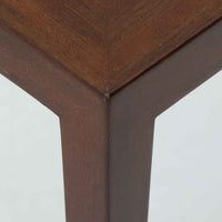 Severin Hansen Jr.(セヴェリン・ハンセン)がデザインし、Haslev社より製造されたタイルトップテーブルで、天板にはNils ThorssonによるBACAシリーズの陶板が贅沢にあしらわれています。端正な角脚を持つマホガニー材のフレームは、ハンセンらしいシャープなジョイントが際立ち、凛とした佇まいを演出します。耐熱性に優れたタイルは日常使いに適しており、サイドテーブルや植物のディスプレイスペースとしても活躍。経年により深みを増した木肌とBACA特有の芸術性が空間に上質なアクセントを添えるビンテージ品です。