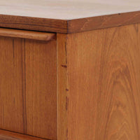 デンマーク製のチーク材3段チェストです。前板の一体的なデザインが美しく、取手部分を削り出した滑らかなラインが上品な印象を与えます。幅が77cmと少し大きめで、コンパクトながら収納力があり、寝室や玄関、リビングのサイド収納としても活躍します。最上段には鍵付きの引き出しが設けられ、大切な書類や貴重品の保管にも便利です。脚部まで丁寧に仕上げられた造りは北欧家具ならではの職人技を感じさせ、空間に温もりを添えてくれます。