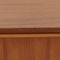 デンマーク製のチーク材3段チェストです。前板の一体的なデザインが美しく、取手部分を削り出した滑らかなラインが上品な印象を与えます。幅が77cmと少し大きめで、コンパクトながら収納力があり、寝室や玄関、リビングのサイド収納としても活躍します。最上段には鍵付きの引き出しが設けられ、大切な書類や貴重品の保管にも便利です。脚部まで丁寧に仕上げられた造りは北欧家具ならではの職人技を感じさせ、空間に温もりを添えてくれます。