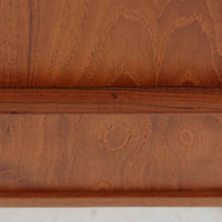 デンマーク製のチーク材3段チェストです。前板の一体的なデザインが美しく、取手部分を削り出した滑らかなラインが上品な印象を与えます。幅が77cmと少し大きめで、コンパクトながら収納力があり、寝室や玄関、リビングのサイド収納としても活躍します。最上段には鍵付きの引き出しが設けられ、大切な書類や貴重品の保管にも便利です。脚部まで丁寧に仕上げられた造りは北欧家具ならではの職人技を感じさせ、空間に温もりを添えてくれます。