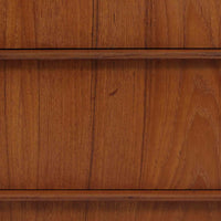 デンマーク製のチーク材3段チェストです。前板の一体的なデザインが美しく、取手部分を削り出した滑らかなラインが上品な印象を与えます。幅が77cmと少し大きめで、コンパクトながら収納力があり、寝室や玄関、リビングのサイド収納としても活躍します。最上段には鍵付きの引き出しが設けられ、大切な書類や貴重品の保管にも便利です。脚部まで丁寧に仕上げられた造りは北欧家具ならではの職人技を感じさせ、空間に温もりを添えてくれます。