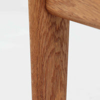 ハンス・J・ウェグナーがデザインし、ゲタマ社から発表されたGE290オットマンは、堅牢なオーク材のフレームと、ウール混紡のざっくりとした風合いを持つ落ち着いたグリーン系の張地が美しく調和した北欧ビンテージ家具です。直線的でありながら丸みを帯びた脚部が軽快な印象を与え、ソファと組み合わせてフットレストとして、あるいは単体で腰掛けとしてもお使いいただけます。経年によって深まった木肌の風合いと上質な張地が空間に落ち着いた存在感をもたらし、クッション内部にはビンテージ品ならではのスプリングが内包されています。