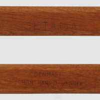 ハンス・J・ウェグナーがデザインし、ゲタマ社から発表されたGE290オットマンは、堅牢なオーク材のフレームと、ウール混紡のざっくりとした風合いを持つ落ち着いたグリーン系の張地が美しく調和した北欧ビンテージ家具です。直線的でありながら丸みを帯びた脚部が軽快な印象を与え、ソファと組み合わせてフットレストとして、あるいは単体で腰掛けとしてもお使いいただけます。経年によって深まった木肌の風合いと上質な張地が空間に落ち着いた存在感をもたらし、クッション内部にはビンテージ品ならではのスプリングが内包されています。