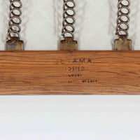 Hans J. Wegnerがデザインし、Getamaより製造された名作ソファ「GE290」です。オーク材の美しい木目を活かした堅牢なフレームと、背面まで美しく仕上げられたスポーク構造が特徴で、空間の中央にも映える洗練された佇まいを備えています。ゆったりとした3人掛けの座面は快適な掛け心地を実現し、リビングの主役として長く愛用できる一台。時代を超えて評価されるウェグナーならではの機能美と、ビンテージならではの味わい深い経年変化を存分に楽しめる北欧家具です。