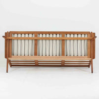 Hans J. Wegnerがデザインし、Getamaより製造された名作ソファ「GE290」です。オーク材の美しい木目を活かした堅牢なフレームと、背面まで美しく仕上げられたスポーク構造が特徴で、空間の中央にも映える洗練された佇まいを備えています。ゆったりとした3人掛けの座面は快適な掛け心地を実現し、リビングの主役として長く愛用できる一台。時代を超えて評価されるウェグナーならではの機能美と、ビンテージならではの味わい深い経年変化を存分に楽しめる北欧家具です。