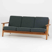Hans J. Wegnerがデザインし、Getamaより製造された名作ソファ「GE290」です。オーク材の美しい木目を活かした堅牢なフレームと、背面まで美しく仕上げられたスポーク構造が特徴で、空間の中央にも映える洗練された佇まいを備えています。ゆったりとした3人掛けの座面は快適な掛け心地を実現し、リビングの主役として長く愛用できる一台。時代を超えて評価されるウェグナーならではの機能美と、ビンテージならではの味わい深い経年変化を存分に楽しめる北欧家具です。