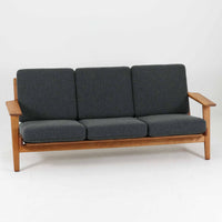 Hans J. Wegnerがデザインし、Getamaより製造された名作ソファ「GE290」です。オーク材の美しい木目を活かした堅牢なフレームと、背面まで美しく仕上げられたスポーク構造が特徴で、空間の中央にも映える洗練された佇まいを備えています。ゆったりとした3人掛けの座面は快適な掛け心地を実現し、リビングの主役として長く愛用できる一台。時代を超えて評価されるウェグナーならではの機能美と、ビンテージならではの味わい深い経年変化を存分に楽しめる北欧家具です。