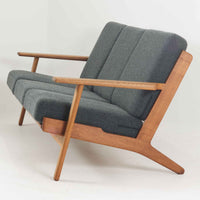 Hans J. Wegnerがデザインし、Getamaより製造された名作ソファ「GE290」です。オーク材の美しい木目を活かした堅牢なフレームと、背面まで美しく仕上げられたスポーク構造が特徴で、空間の中央にも映える洗練された佇まいを備えています。ゆったりとした3人掛けの座面は快適な掛け心地を実現し、リビングの主役として長く愛用できる一台。時代を超えて評価されるウェグナーならではの機能美と、ビンテージならではの味わい深い経年変化を存分に楽しめる北欧家具です。