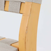 フィンランドを代表する建築家Alvar Aaltoがデザインし、Artek社から発表されたNo.611ダイニングチェアです。フレームには明るく滑らかな質感が魅力のバーチ材を使用し、座面と背もたれにはリネン製のウェビングテープを格子状に編み込むことで、軽やかな印象と快適な座り心地を実現しています。経年により深みを増したバーチ材の色味が味わい深く、シンプルながらも機能美に満ちた佇まいは北欧デザインの真髄を体現した一脚です。