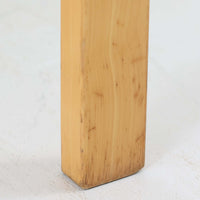 フィンランドを代表する建築家Alvar Aaltoがデザインし、Artek社から発表されたNo.611ダイニングチェアです。フレームには明るく滑らかな質感が魅力のバーチ材を使用し、座面と背もたれにはリネン製のウェビングテープを格子状に編み込むことで、軽やかな印象と快適な座り心地を実現しています。経年により深みを増したバーチ材の色味が味わい深く、シンプルながらも機能美に満ちた佇まいは北欧デザインの真髄を体現した一脚です。