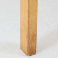 フィンランドを代表する建築家Alvar Aaltoがデザインし、Artek社から発表されたNo.611ダイニングチェアです。フレームには明るく滑らかな質感が魅力のバーチ材を使用し、座面と背もたれにはリネン製のウェビングテープを格子状に編み込むことで、軽やかな印象と快適な座り心地を実現しています。経年により深みを増したバーチ材の色味が味わい深く、シンプルながらも機能美に満ちた佇まいは北欧デザインの真髄を体現した一脚です。