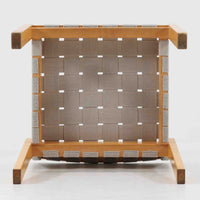 フィンランドを代表する建築家Alvar Aaltoがデザインし、Artek社から発表されたNo.611ダイニングチェアです。フレームには明るく滑らかな質感が魅力のバーチ材を使用し、座面と背もたれにはリネン製のウェビングテープを格子状に編み込むことで、軽やかな印象と快適な座り心地を実現しています。経年により深みを増したバーチ材の色味が味わい深く、シンプルながらも機能美に満ちた佇まいは北欧デザインの真髄を体現した一脚です。