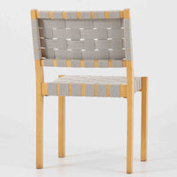 フィンランドを代表する建築家Alvar Aaltoがデザインし、Artek社から発表されたNo.611ダイニングチェアです。フレームには明るく滑らかな質感が魅力のバーチ材を使用し、座面と背もたれにはリネン製のウェビングテープを格子状に編み込むことで、軽やかな印象と快適な座り心地を実現しています。経年により深みを増したバーチ材の色味が味わい深く、シンプルながらも機能美に満ちた佇まいは北欧デザインの真髄を体現した一脚です。