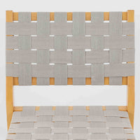 フィンランドを代表する建築家Alvar Aaltoがデザインし、Artek社から発表されたNo.611ダイニングチェアです。フレームには明るく滑らかな質感が魅力のバーチ材を使用し、座面と背もたれにはリネン製のウェビングテープを格子状に編み込むことで、軽やかな印象と快適な座り心地を実現しています。経年により深みを増したバーチ材の色味が味わい深く、シンプルながらも機能美に満ちた佇まいは北欧デザインの真髄を体現した一脚です。