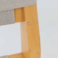 フィンランドを代表する建築家Alvar Aaltoがデザインし、Artek社から発表されたNo.611ダイニングチェアです。フレームには明るく滑らかな質感が魅力のバーチ材を使用し、座面と背もたれにはリネン製のウェビングテープを格子状に編み込むことで、軽やかな印象と快適な座り心地を実現しています。経年により深みを増したバーチ材の色味が味わい深く、シンプルながらも機能美に満ちた佇まいは北欧デザインの真髄を体現した一脚です。