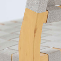 フィンランドを代表する建築家Alvar Aaltoがデザインし、Artek社から発表されたNo.611ダイニングチェアです。フレームには明るく滑らかな質感が魅力のバーチ材を使用し、座面と背もたれにはリネン製のウェビングテープを格子状に編み込むことで、軽やかな印象と快適な座り心地を実現しています。経年により深みを増したバーチ材の色味が味わい深く、シンプルながらも機能美に満ちた佇まいは北欧デザインの真髄を体現した一脚です。