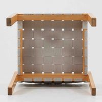 フィンランドを代表する建築家Alvar Aaltoがデザインし、Artek社から発表されたNo.611ダイニングチェアです。フレームには明るく滑らかな質感が魅力のバーチ材を使用し、座面と背もたれにはリネン製のウェビングテープを格子状に編み込むことで、軽やかな印象と快適な座り心地を実現しています。経年により深みを増したバーチ材の色味が味わい深く、シンプルながらも機能美に満ちた佇まいは北欧デザインの真髄を体現した一脚です。