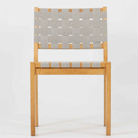 フィンランドを代表する建築家Alvar Aaltoがデザインし、Artek社から発表されたNo.611ダイニングチェアです。フレームには明るく滑らかな質感が魅力のバーチ材を使用し、座面と背もたれにはリネン製のウェビングテープを格子状に編み込むことで、軽やかな印象と快適な座り心地を実現しています。経年により深みを増したバーチ材の色味が味わい深く、シンプルながらも機能美に満ちた佇まいは北欧デザインの真髄を体現した一脚です。